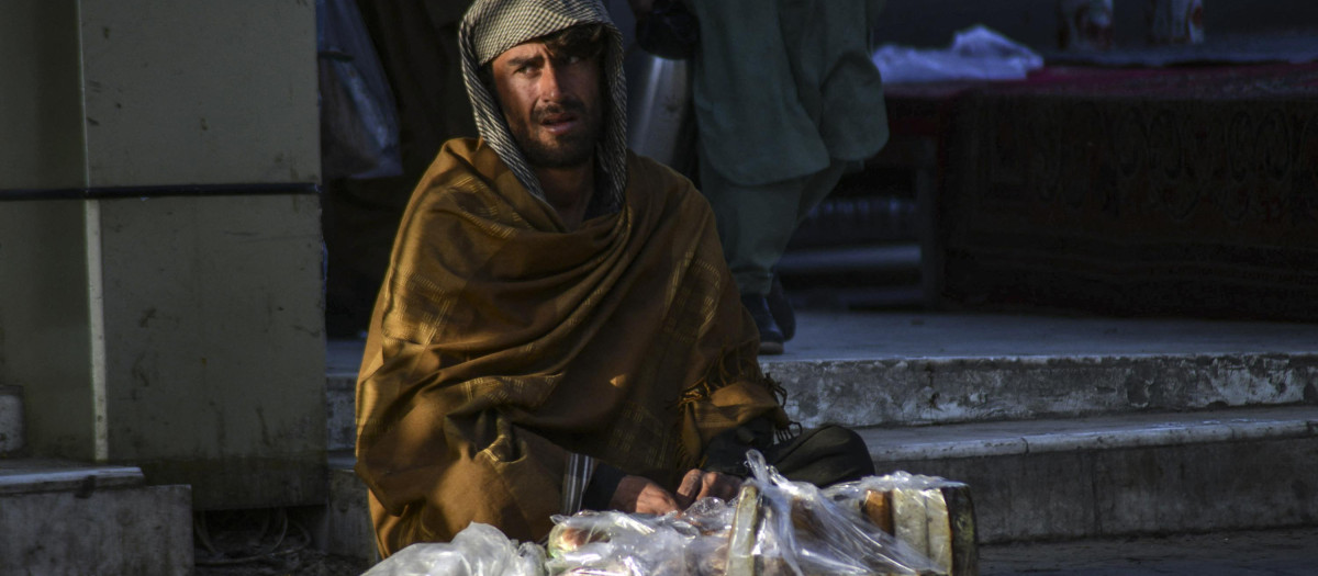 Un hombre vende tartas en una carretera de Kandahar, Afganistán, foto de archivo