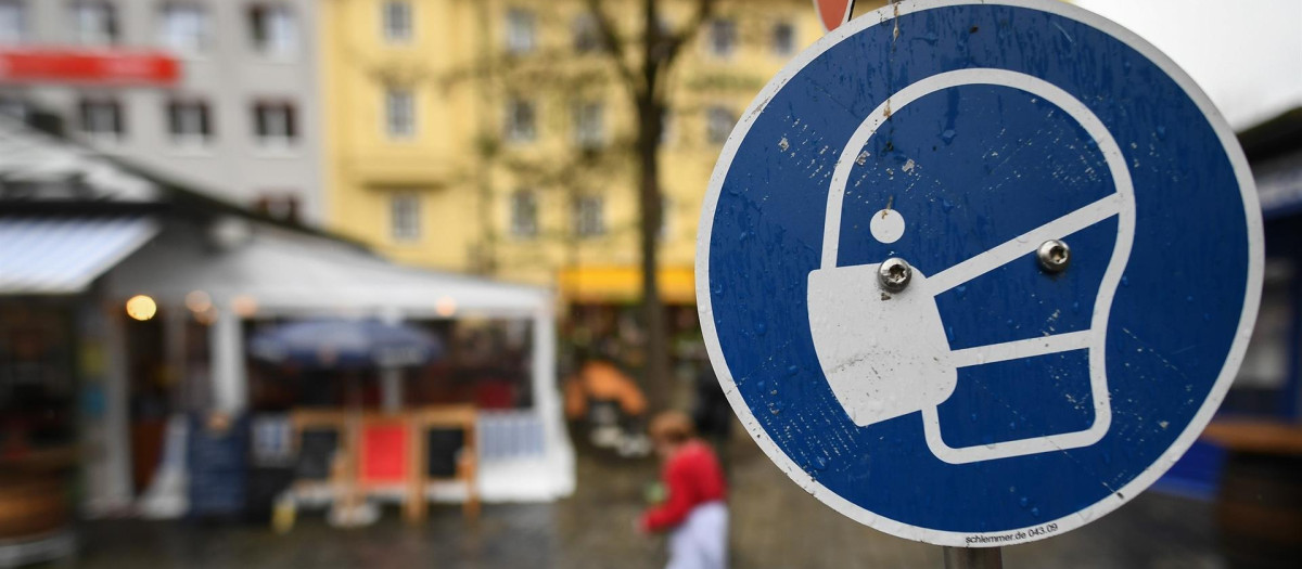 Una señal indica la obligatoriedad de portar la mascarilla en Alemania