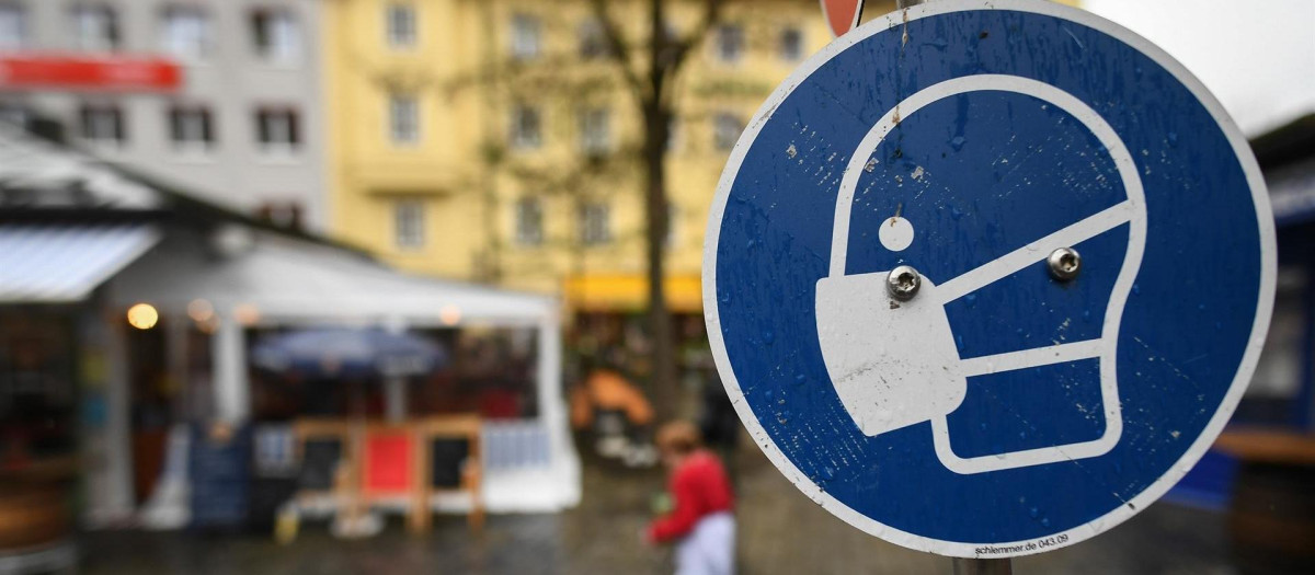 Una señal indica la obligatoriedad de portar la mascarilla en Alemania