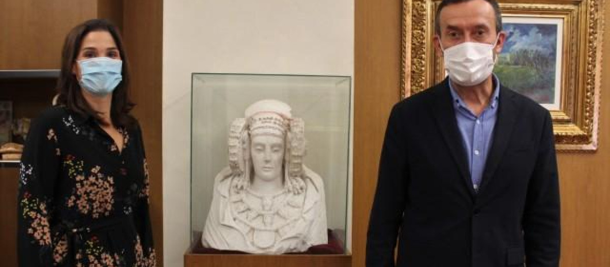 El alcalde de Elche, Carlos Fernández Serna, junto a la Dama de Elche