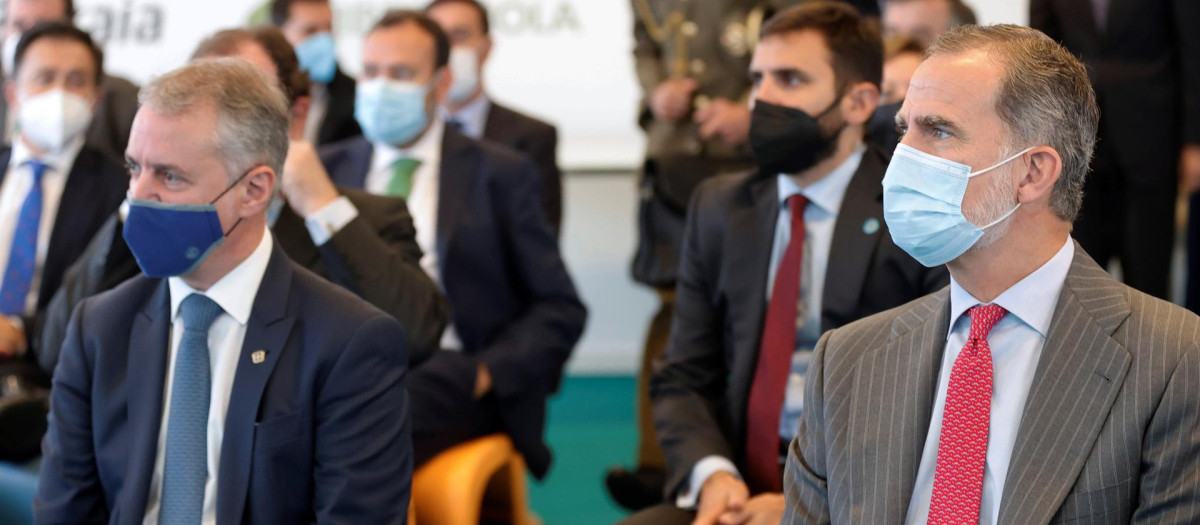 El Rey junto con el lendakari Íñigo Urkullu en la Torre Iberdrola en Bilbao.