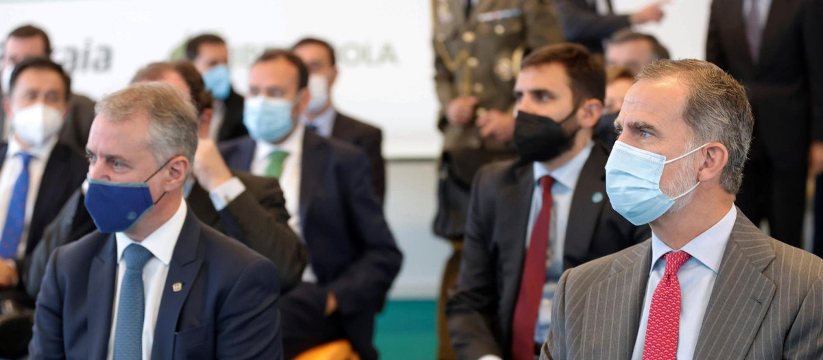 El Rey junto con el lendakari Íñigo Urkullu en la Torre Iberdrola en Bilbao.