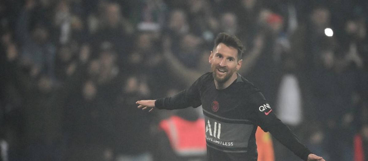 El delantero argentino del PSG, Lionel Messi, celebra su gol al Nantes