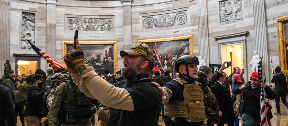 El asalto al Capitolio del 6 de enero de 2021; los asaltantes, armados.