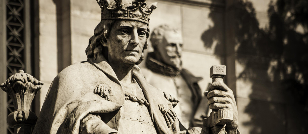 Estatua de Alfonso X el Sabio en la Biblioteca Nacional
