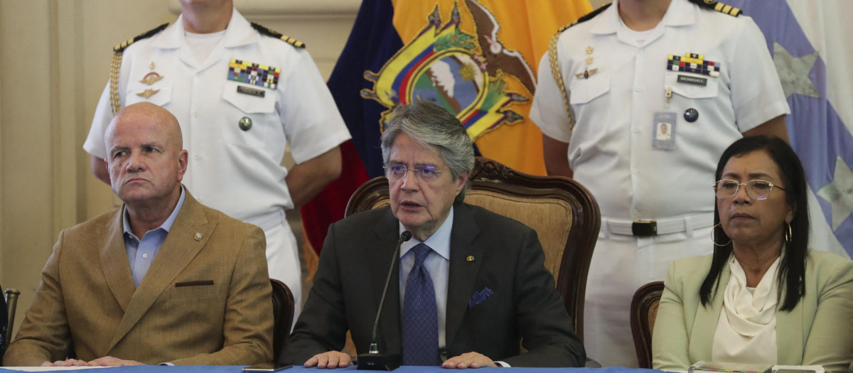 El presidente de Ecuador, Guillermo Lasso (C) en la Gobernación del Guayas en Guayaquil