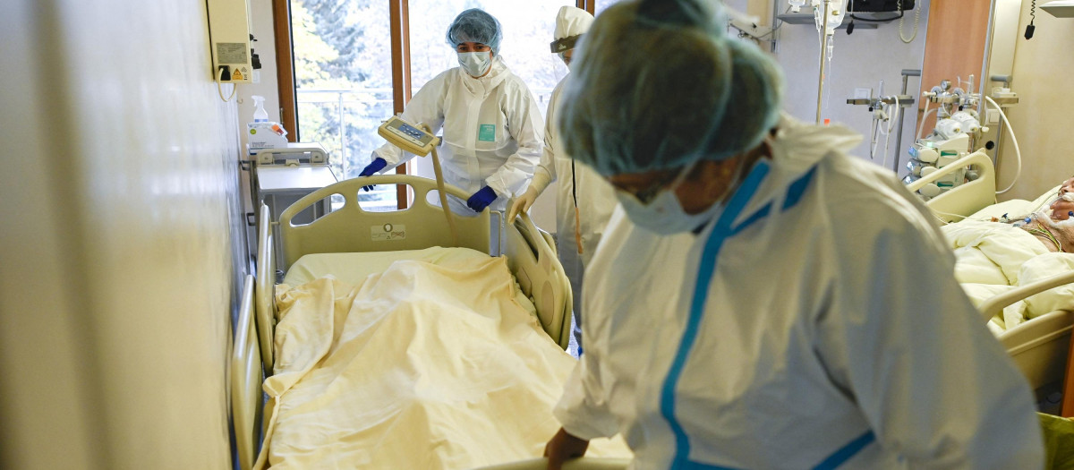 Sanitarios atienden a un paciente infectado por covid