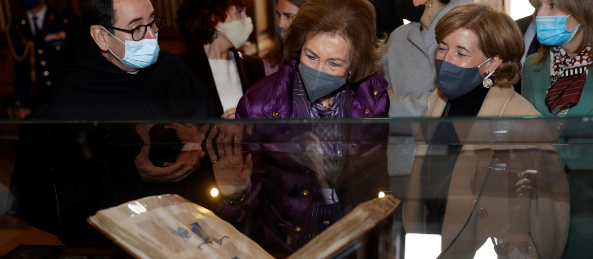 La reina Sofía durante la inauguración de la exposición de los siete códices de Alfonso X el Sabio, que se exponen juntos por primera vez, con motivo del VIII centenario del nacimiento del Rey Sabio, en la Real Biblioteca del Monasterio de San Lorenzo de El Escorial