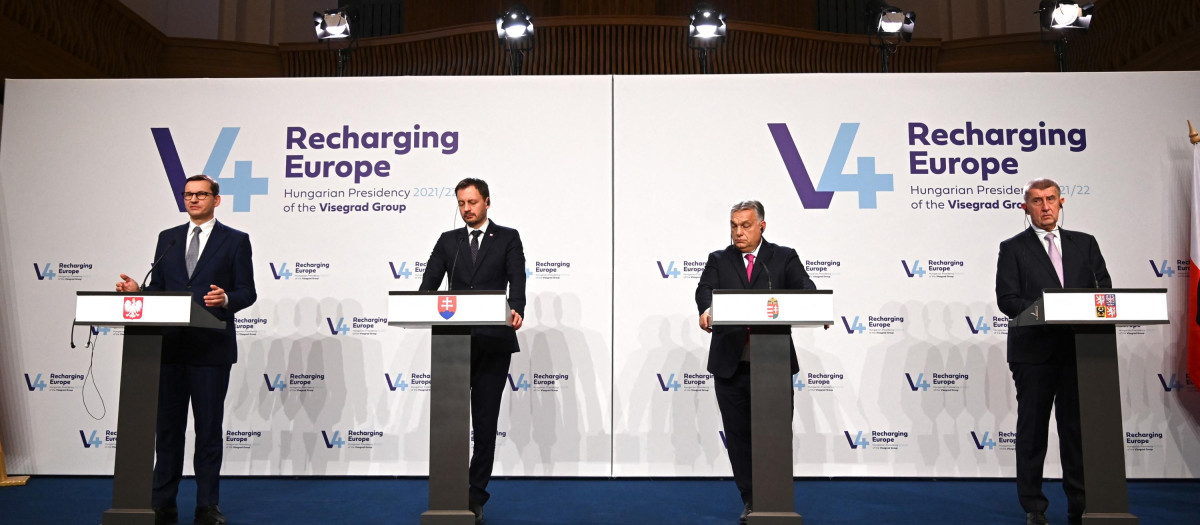 El primer ministro de Polonia, Mateusz Morawiecki junto con sus homólogos Eduard Heger de Eslovaquia, Viktor Orban de Hungría y Andrej Babis de República Checa