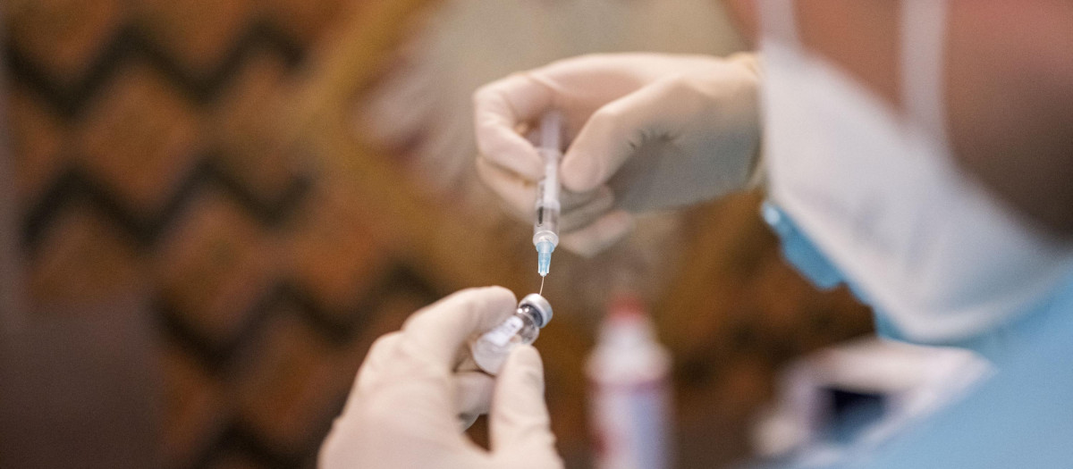 Un sanitario prepara una vacuna