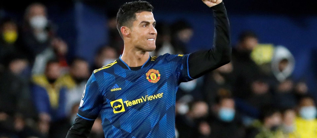El delantero portugués del Manchester United Cristiano Ronaldo celebra su primer gol ante el Villarreal