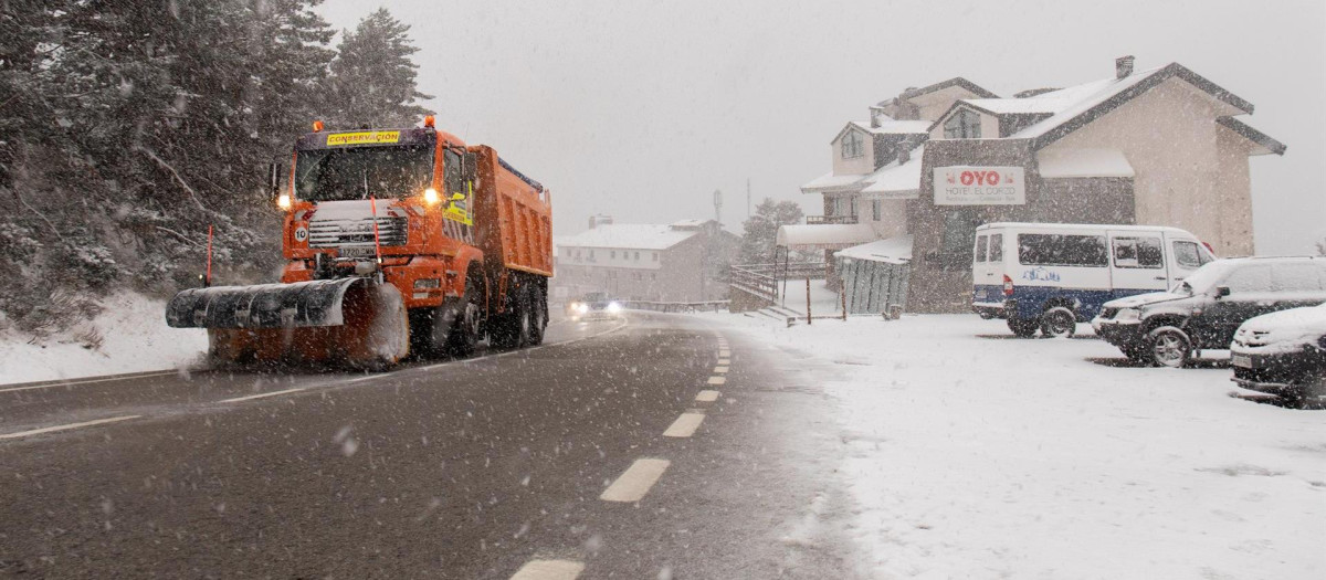 Una máquina quitanieves quita la nieve de las carreteras del Puerto de Navacerrada