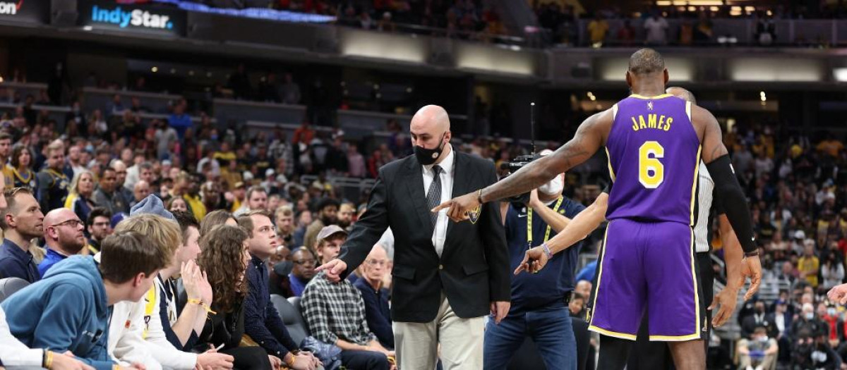 LeBron James habló con el árbitro y el personal de seguridad expulsó a dos aficionados del estadio Gainbridge Fieldhouse