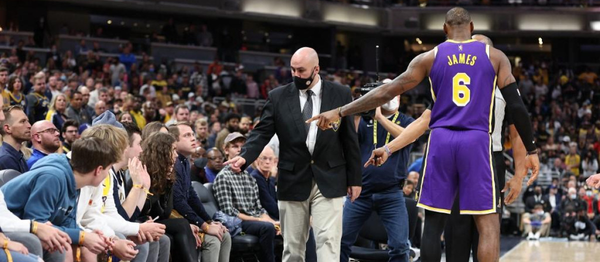 LeBron James habló con el árbitro y el personal de seguridad expulsó a dos aficionados del estadio Gainbridge Fieldhouse