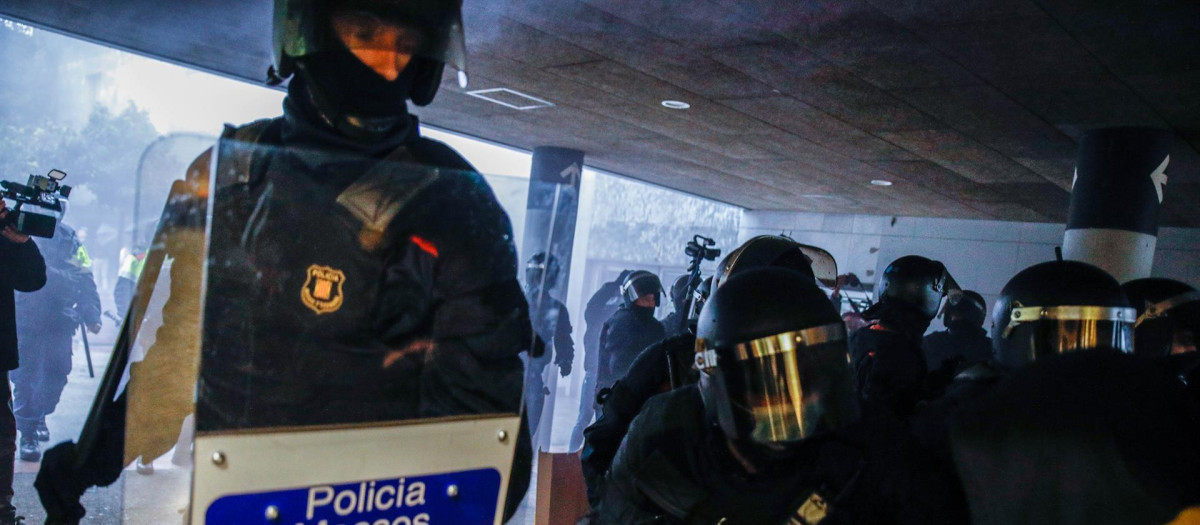 Varios Mossos d'Esquadra cargan contra los estudiantes que protestan contra el acto de S'ha Acabat en un campus de la UAB