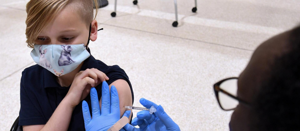 Un niño recibiendo una vacuna