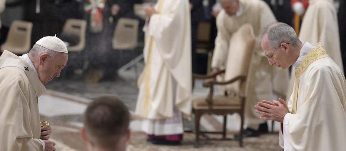 El Papa Francisco durante la ordenación de Guido Marini como obispo de Tortona