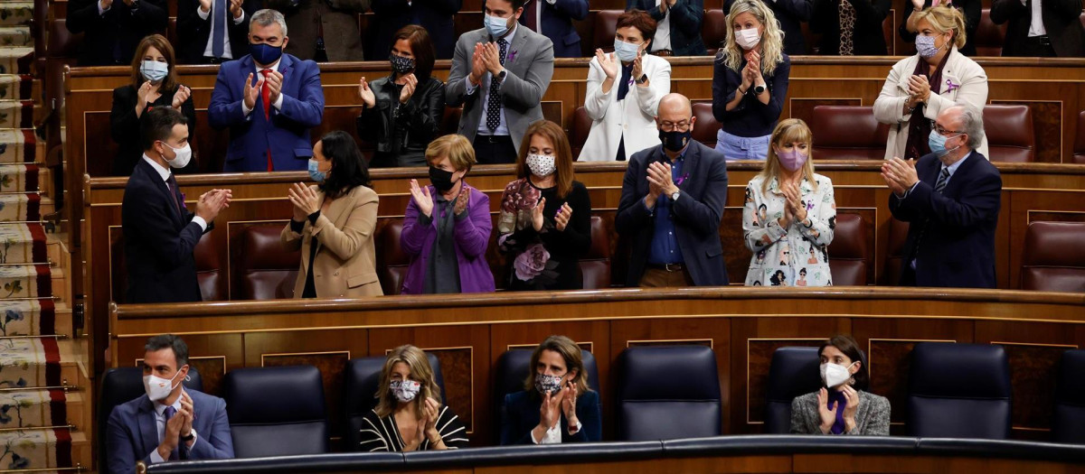 Los diputados socialistas aplauden tras la intervención del portavoz del PSOE, Héctor Gómez