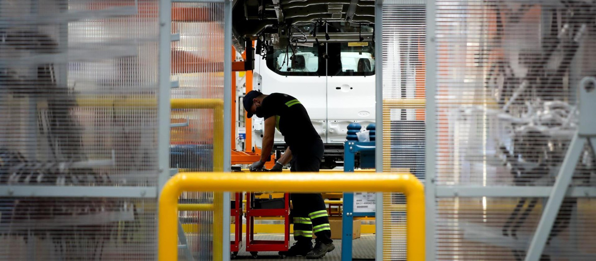 Un hombre trabaja en la línea de producción