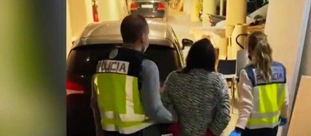 Momento de la detención de Nieves R, la madre que se llevó a sus hijos sin permiso y los escondió durante 10 días