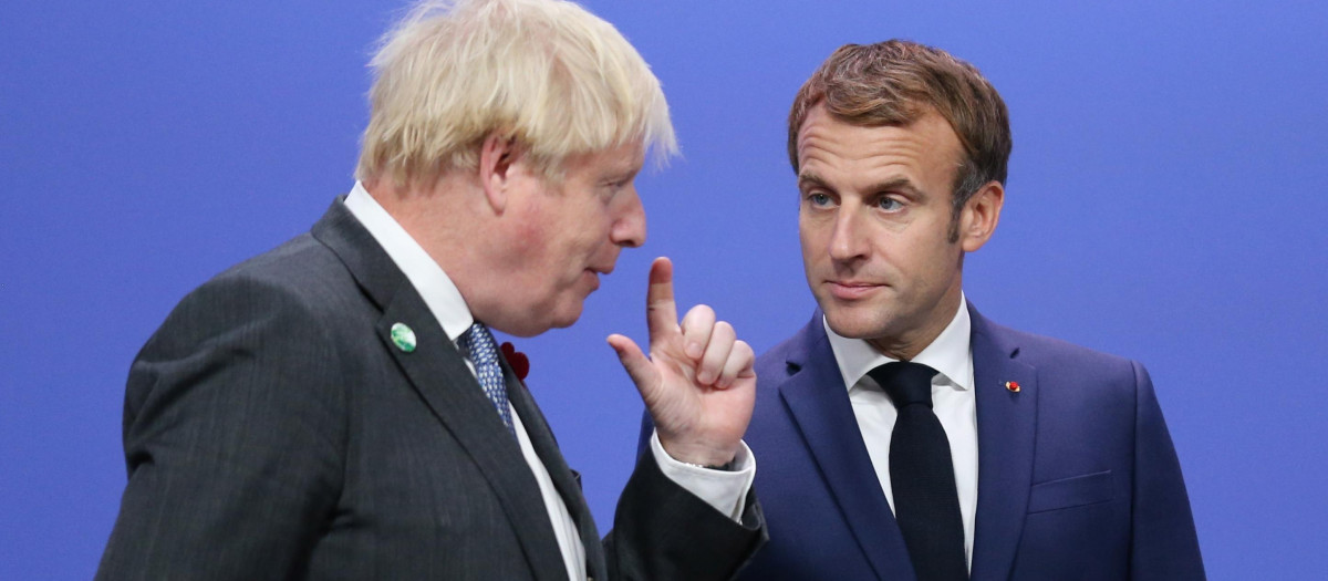 El primer ministro británico, Boris Johnson, conversa con su homólogo francés, Emmanuel Macron