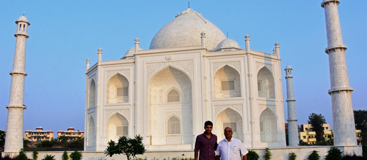 Anand Prakash Chouksey y su hijo frente a su réplica del Taj Mahal