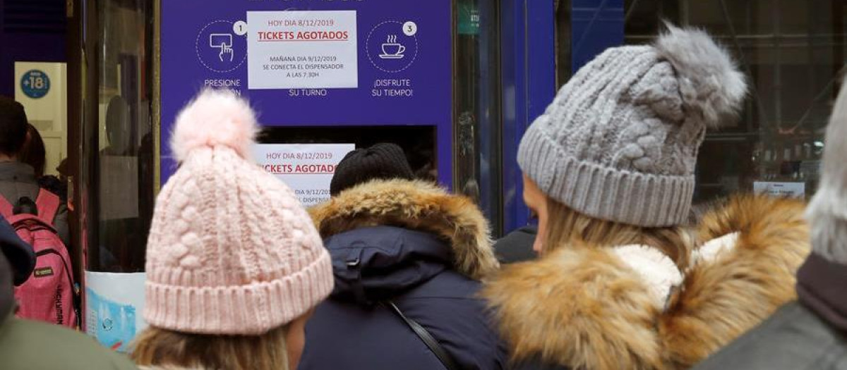 Varias persona se agolpan frente a la administración Doña Manolita de Madrid