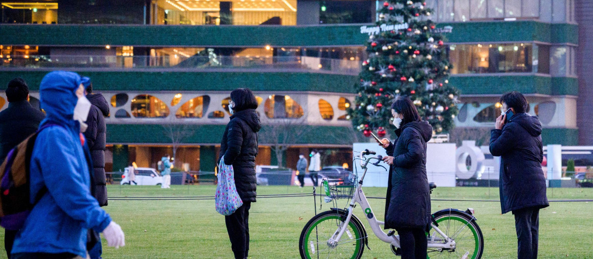 Personas hacen cola para someterse a una PCR en Corea del Sur, esta semana