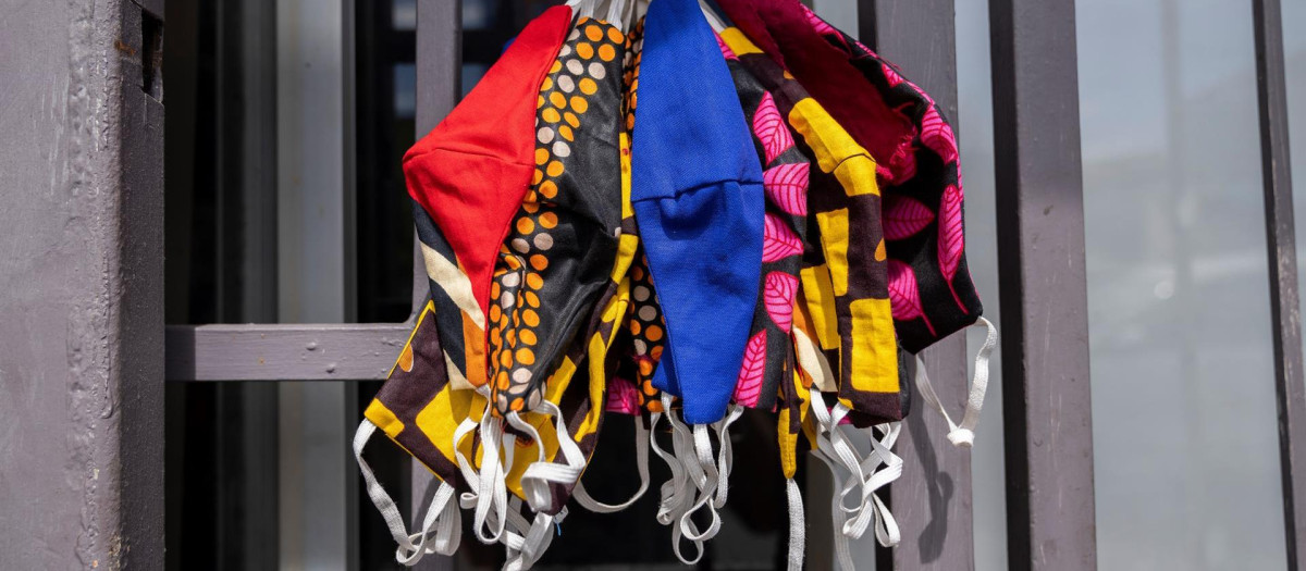 Máscaras hechas de tela africana tradicional, en un comercio en Ciudad del Cabo