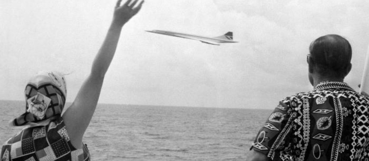 La reina Isabel II y el duque de Edimburgo observan el despegue del avión Concorde desde el yate real Britannia cerca de Barbados.