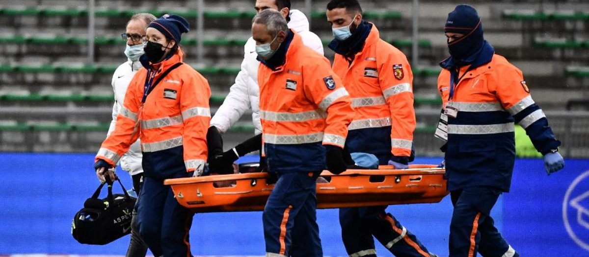 Al brasileño del PSG se le torció el tobillo izquierdo tras una entrada de Maçon