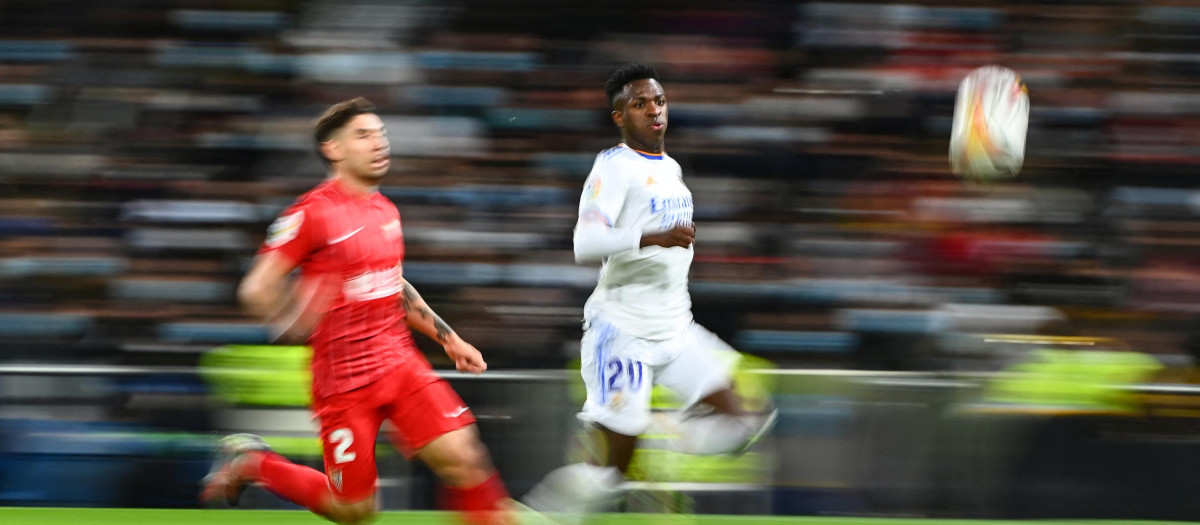 Vinicius persigue el balón