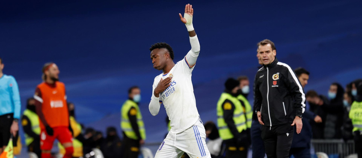 El delantero brasileño del Real Madrid, Vinicius Jr., celebra celebra su gol ante el Sevilla que dio la victoria a su equipo