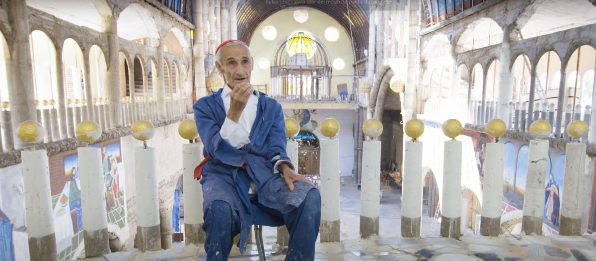 Justo Gallego durante una entrevista dentro de la catedral