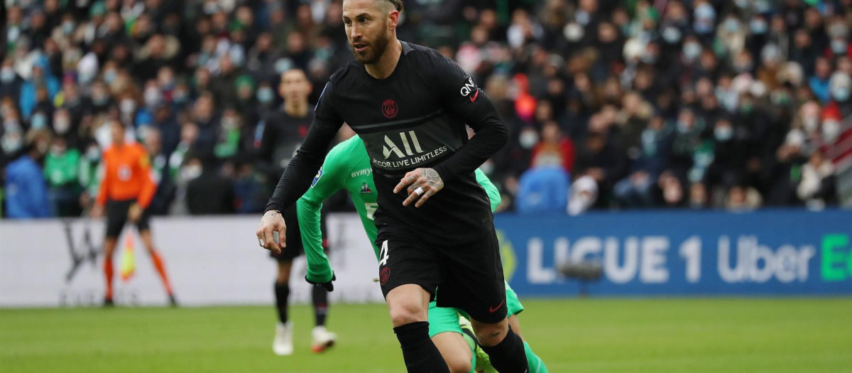 El defensa español Sergio Ramos debutó en el PSG tras 209 días sin competir por las lesiones