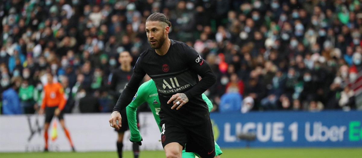 El defensa español Sergio Ramos debutó en el PSG tras 209 días sin competir por las lesiones