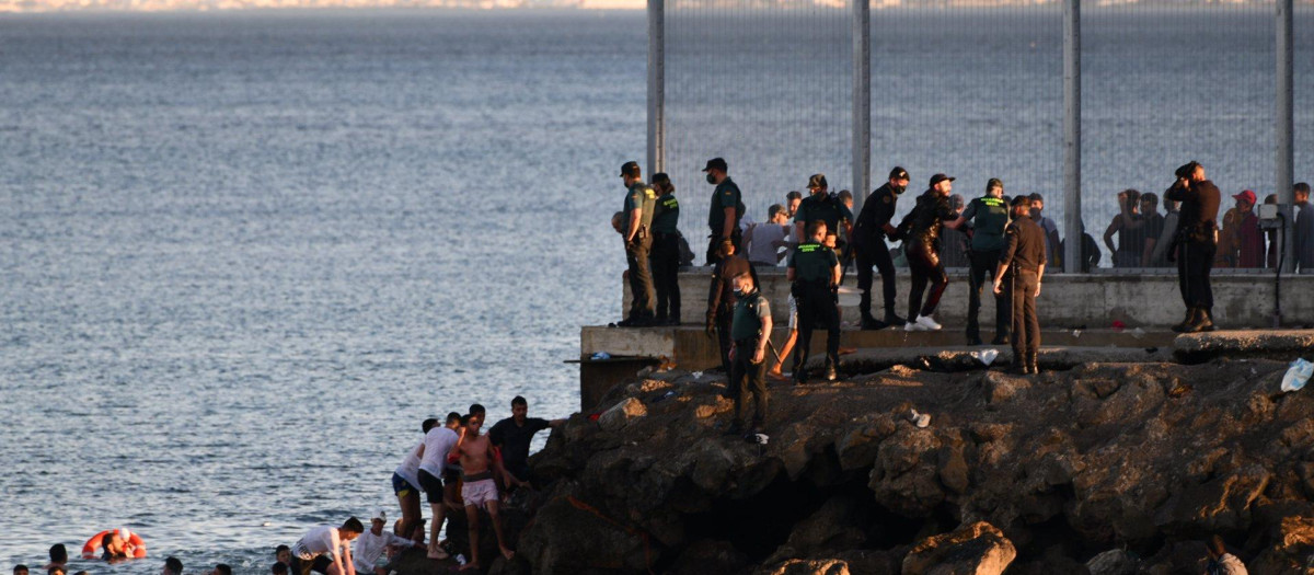 Inmigrantes tratan de alcanzar la playa del Tarajal, el 17 de mayo de 2021, en Ceuta (España)