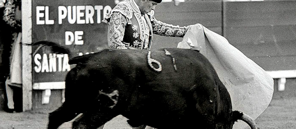 Curro Romero con el capote en el Puerto de Santa María