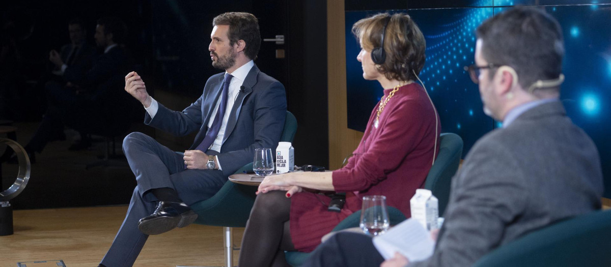 El presidente del PP, Pablo Casado, y la premio Pulitzer y periodista de The Atlantic, Anne Applebaum, participan en un diálogo bajo el título «Creemos un futuro en libertad»