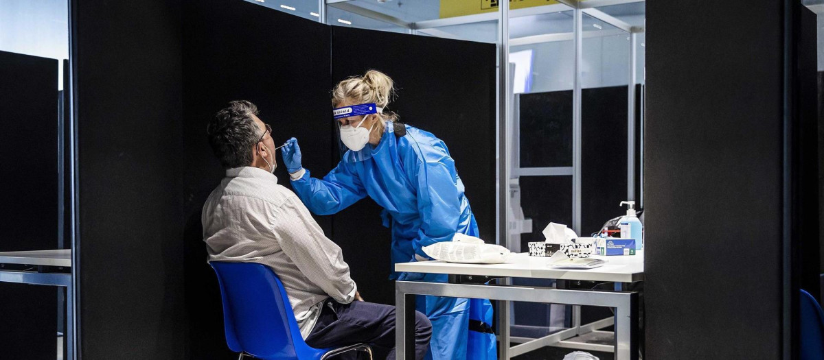 Un viajero procedente de Sudáfrica se somete a un test covid en el aeropuerto  Schiphol de Amsterdam