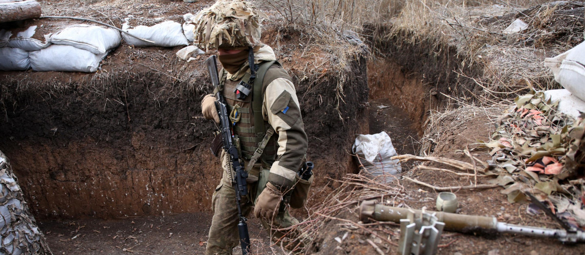 Un soldado ucraniano recorre una trinchera cercana a la frontera con Rusia