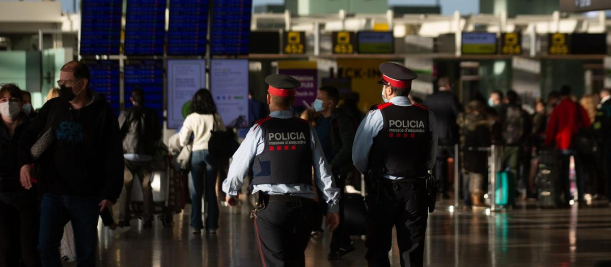 Dos agentes de los Mossos d'Esquadra en el aeropuerto de El Prat