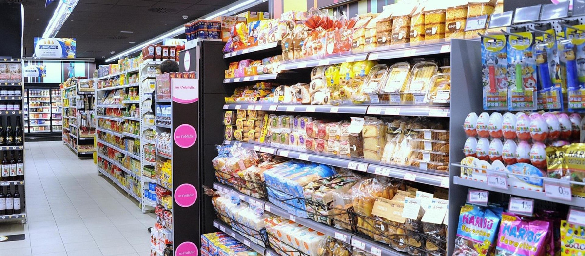 Productos en los estantes de un supermercado