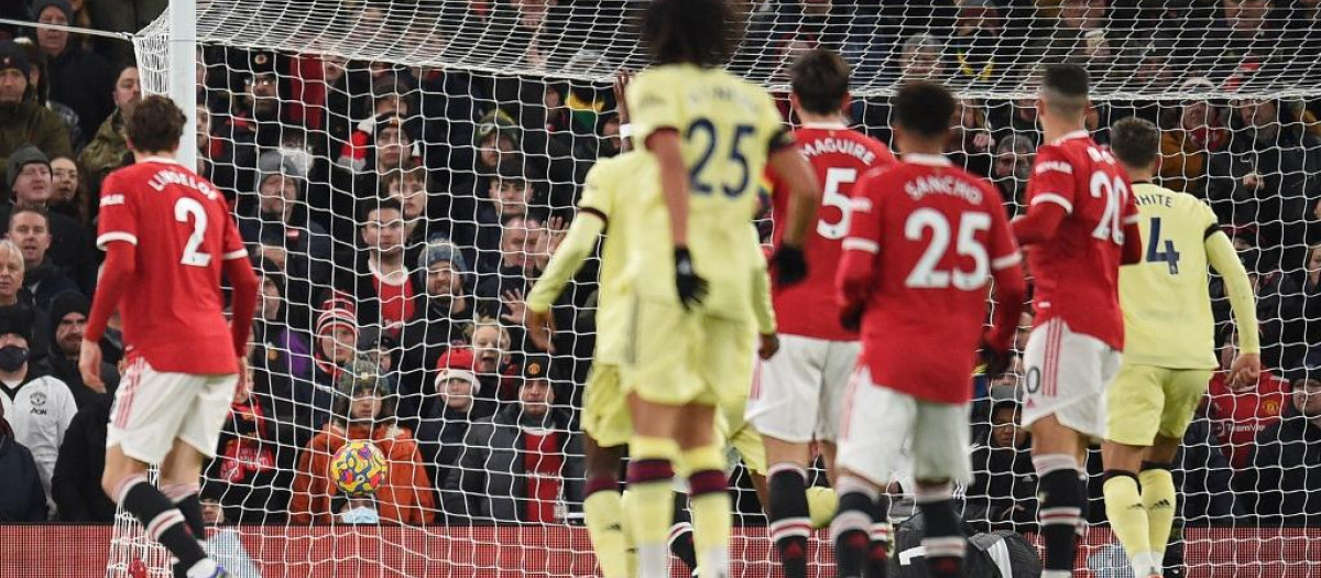 El centrocampista Emile Smith Rowe marcó el primer tanto del partido con De Gea tendido en la portería
