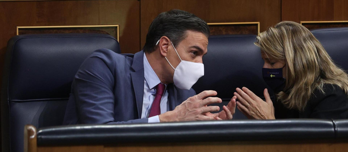 El presidente del Gobierno, Pedro Sánchez (i) conversa con la vicepresidenta segunda, Yolanda Díaz