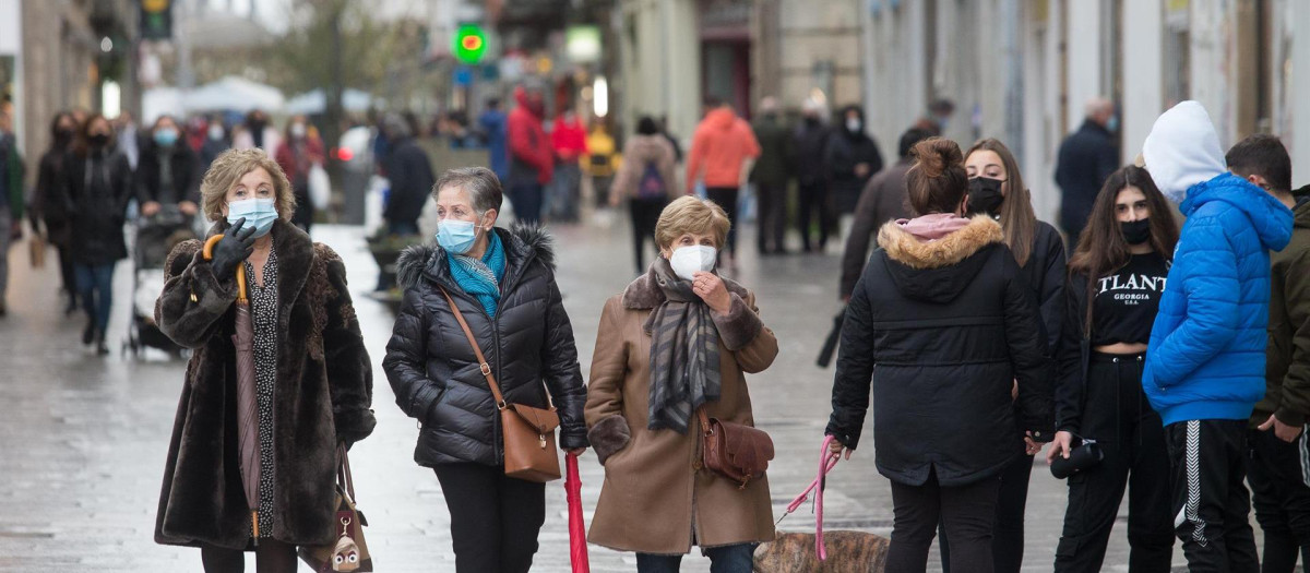 Gente paseando por una calle comercial de Lugo