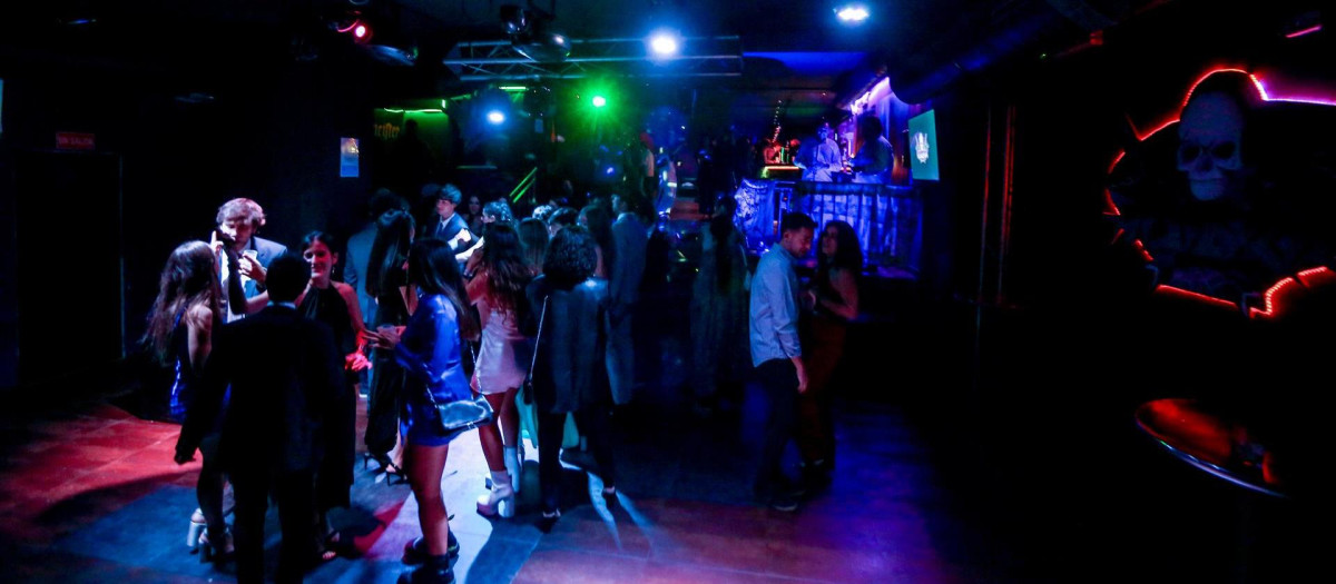 Varias personas en la pista de una discoteca de Madrid