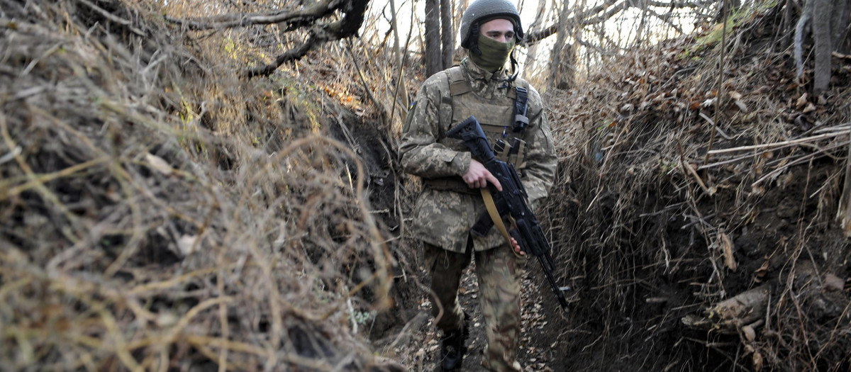 Un soldado ucraniano recorre una trinchera cercana a la frontera