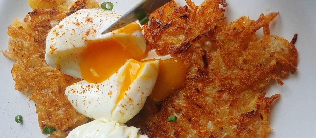 Hash browns con huevos poché