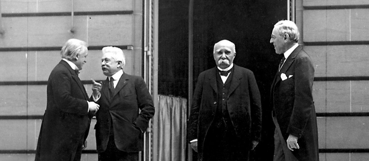 George, Orlando, Clemenceau y Wilson, el "comité de los cuatro", durante un descanso en las negociaciones de Versalles